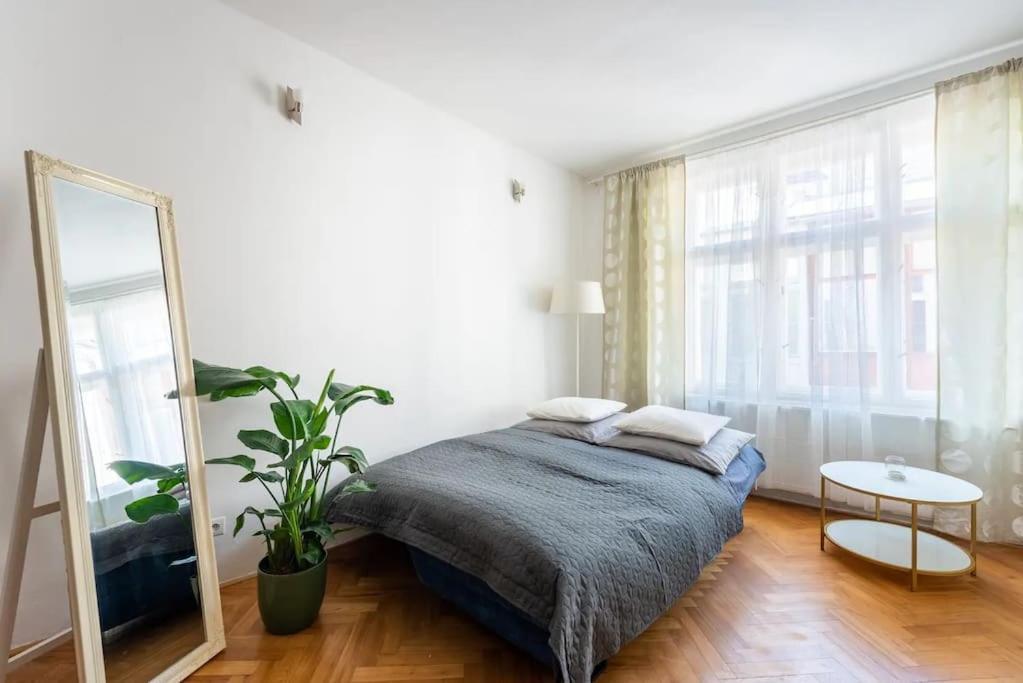 2 Bedrooms Apt Near Wenceslas Sq Prague Ngoại thất bức ảnh